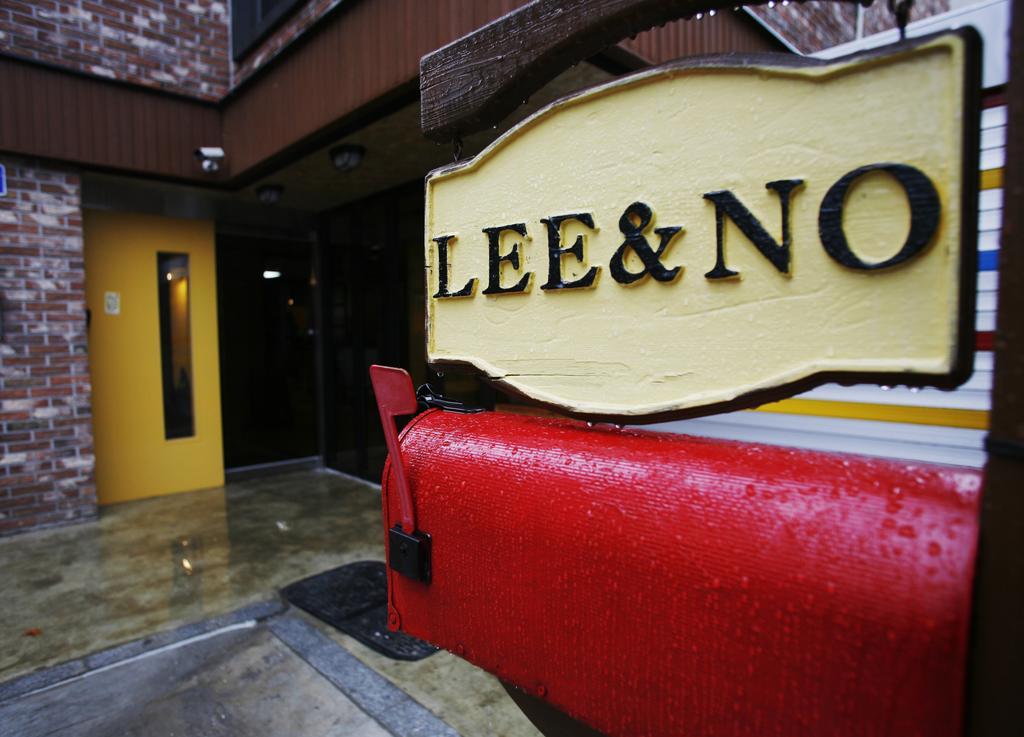 סיאול Lee & No Guesthouse Hongdae מראה חיצוני תמונה